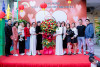 Tập thể CBGVNV nhà trường nhận hoa chúc mừng