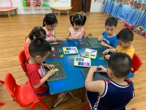 Bé với đất nặn