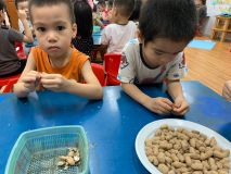 Cùng giúp cô tách vỏ lạc