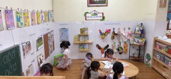 Bé chơi với chữ cái