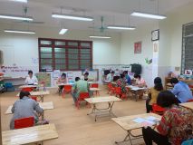 Phụ huynh kê khai phiếu đăng ký