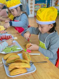 Trước hết cần bổ bánh nhé