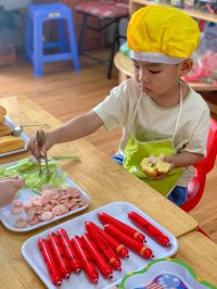 Gắp xúc xíc và dưa chuột nào
