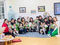 Chụp ảnh kỉ niệm cùng các cô