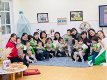 Chụp ảnh kỉ niệm cùng các cô