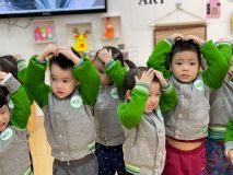 Cử chỉ yêu thương thay lời chào các cô