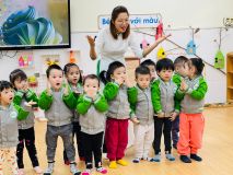 Cử chỉ yêu thương thay lời chào các cô