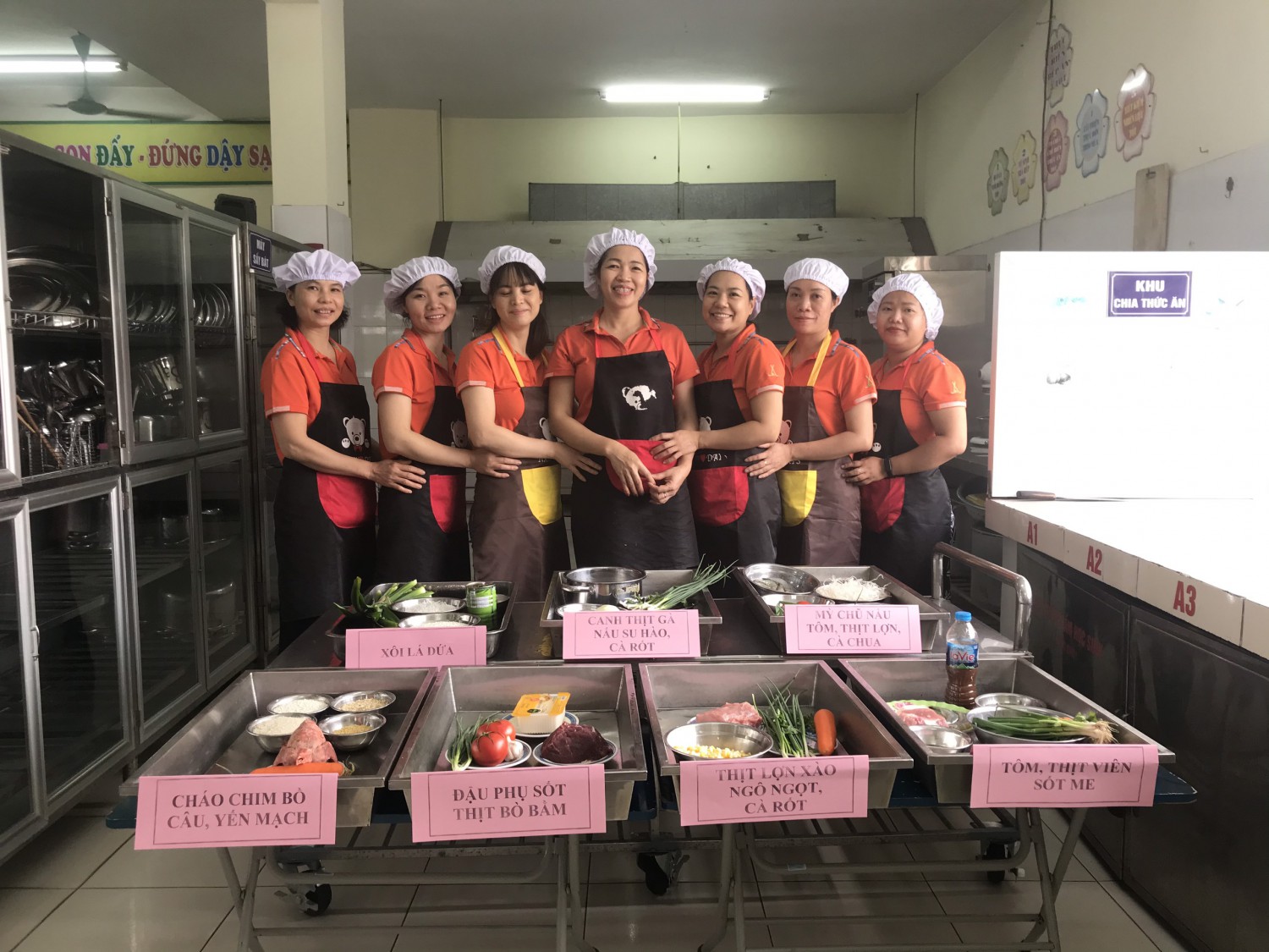 Nhân viên nuôi dưỡng thi nấu ăn chào mừng 20 11