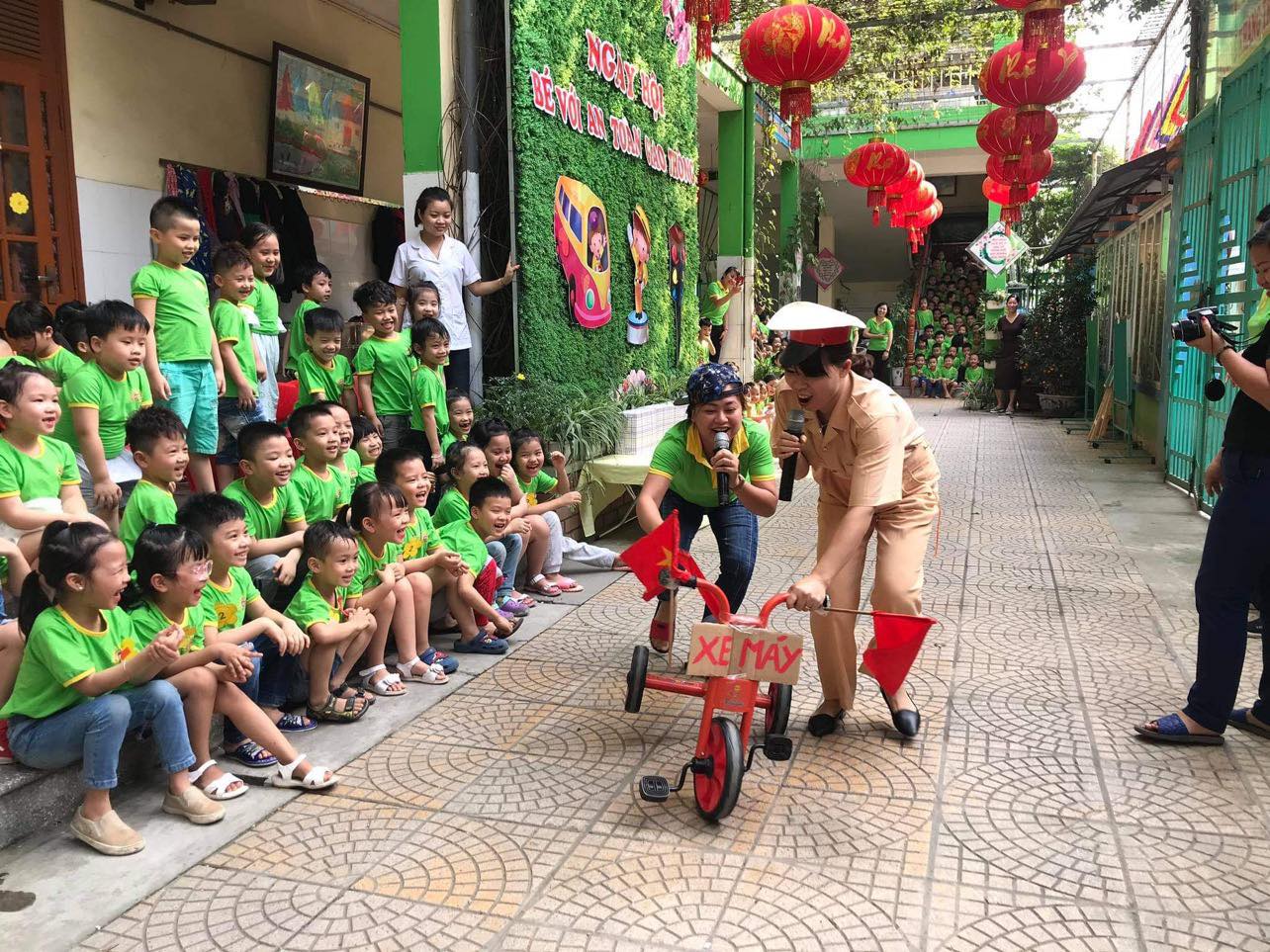 Hoạt động của các con với chủ đề "Bé với an toàn giao thông"