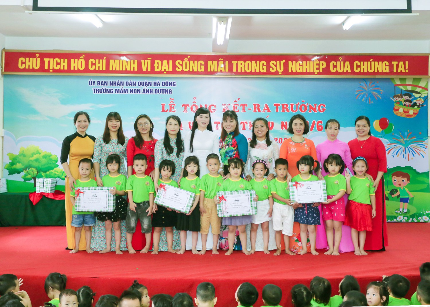 Nhà trường tặng quà 1/6 cho các bé