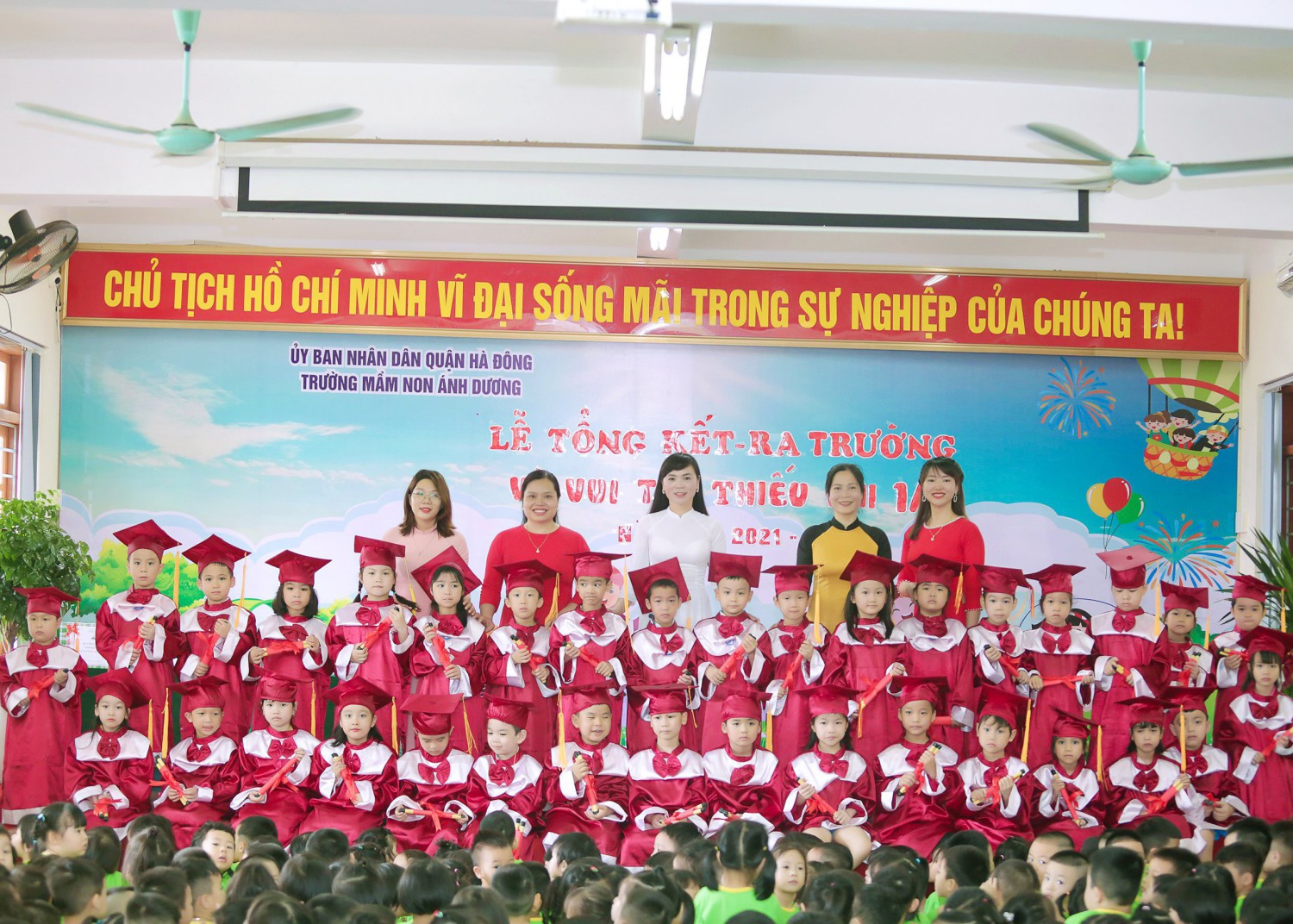 Các bé MGL chụp ảnh kỷ niệm