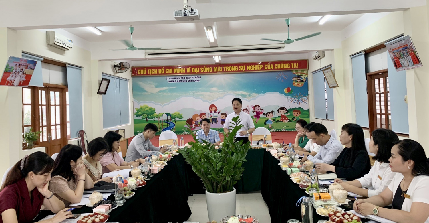 Đoàn đánh giá ngoài làm việc cùng Nhà trường
