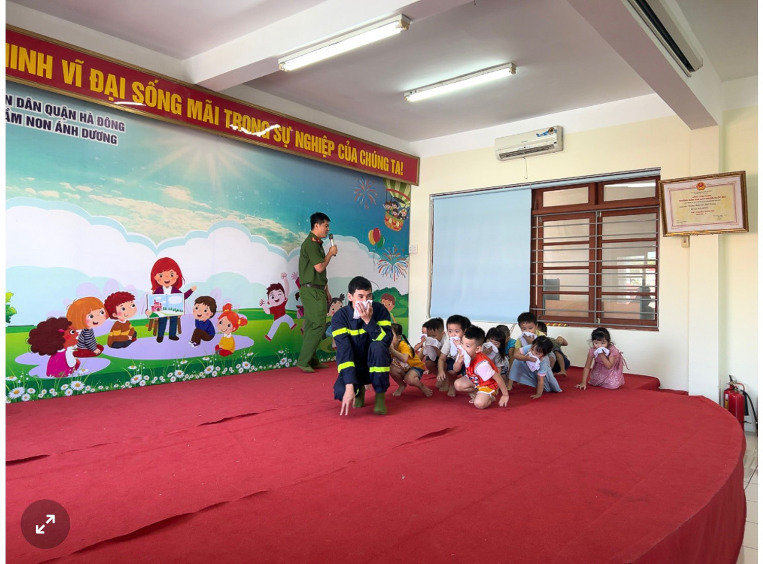 Dùng khăn ướt che mũi, miệng và đi sát mép tường hướng ra lối thoát